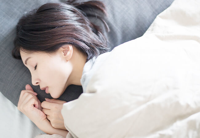 睡眠中の女性